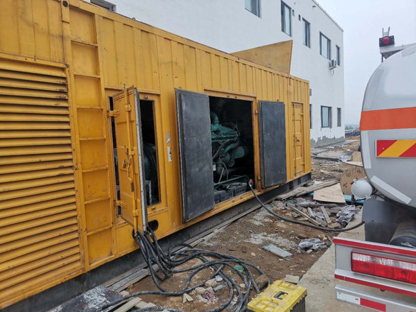 澄海如何在发电机出租合同中约定设备的维修和保养责任？